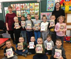 Dzieci starsze prezentują laurki.