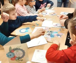 Dzieci wykonują laurki podczas warsztatów.