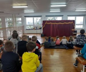 Występ teatrzyku kukiełkowego.