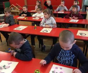 Dzieci wykonują laurki podczas warsztatów.