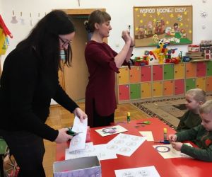 Dzieci wykonują laurki podczas warsztatów.