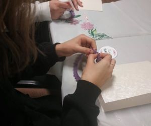 Dzieci wykonują laurki podczas warsztatów.