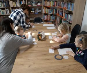 Dzieci wykonują laurki podczas warsztatów.