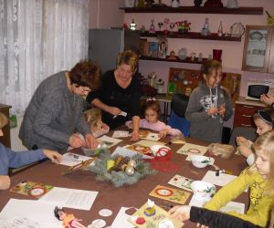 Dzieci wykonują laurki podczas warsztatów.
