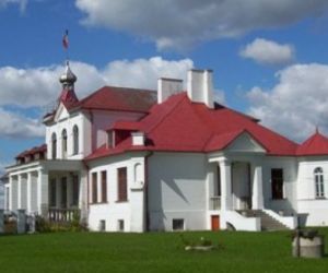 Biały budynek z czerwonym dachem, pałacyk