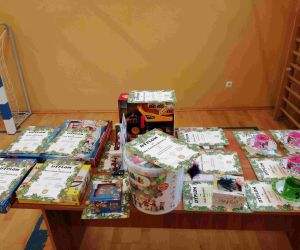 Stolik z dyplomami i nagrodami dla uczestników konkursu