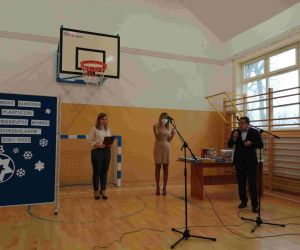 Dyrektor szkoły, organizatorka konkursu i sekretarz rady gminy ogłaszają wyniki konkursu