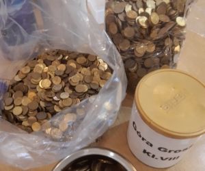 Posegregowane monety czekają na pakowanie