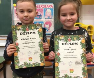 Dzieci prezentują  dyplomy 