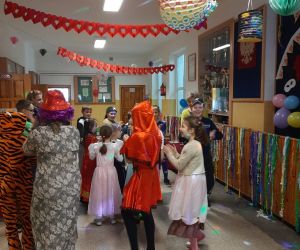 Uczniowie i nauczycielki bawią się przy muzyce