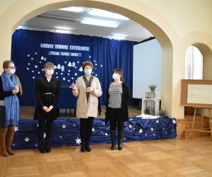 Osoby stoją wewnątrz budynku.