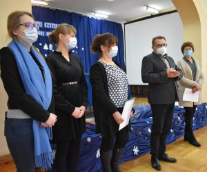 Osoby stoją wewnątrz budynku.