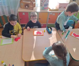 dzieci przygotowują upominki dla babć