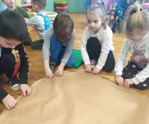 dzieci z papieru szarego wykonują spód do pizzy