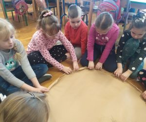 dzieci zawijają obrzeże pizzy