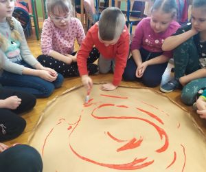 dzieci wykonują sos pomidorowy z czerwonej farby