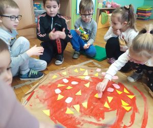 dziewczynka przykleja ser na pizzy