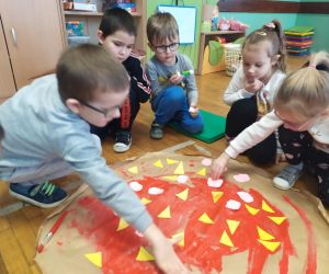 chłopiec i dziewczynka przyklejają pieczarki