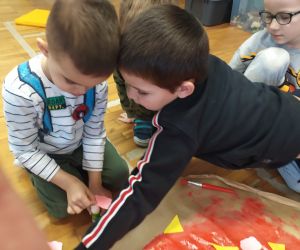 chłopcy naklejają szynkę