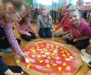 dziewczynka nakleja szynkę