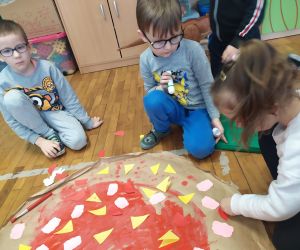 dziewczynka nakleja szynkę