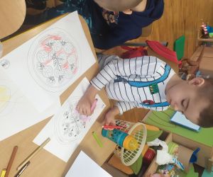 chłopiec koloruje pizzę