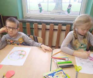 dziewczynka koloruje pizzę, chłopiec odpoczywa