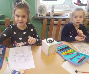 dziewczynki kolorują pizzę