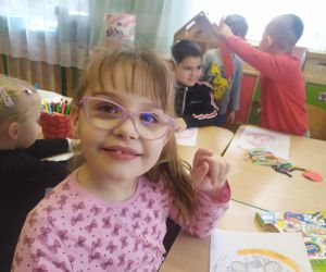 dziewczynka uśmiecha się