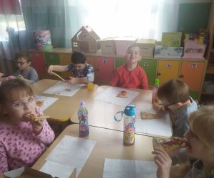 dzieci szczęśliwe podczas posiłku