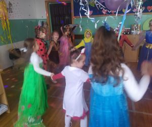 dzieci tańczą w kółeczku