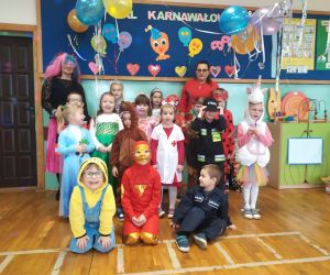 grupa na wspólnej fotografii