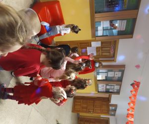 dzieci  wchodzą do biblioteki