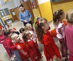 dzieci czekają na wejście do biblioteki szkolnej