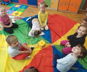 dzieci na kolorowej chuście animacyjnej