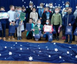 Grupa uczniów - uczestników konkursu z opiekunami