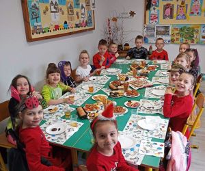 Przedszkolaki z grupy 5- i 6-latków przy stole w trakcie poczęstunku