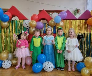 Przedszkolaki w strojach postaci z bajek 