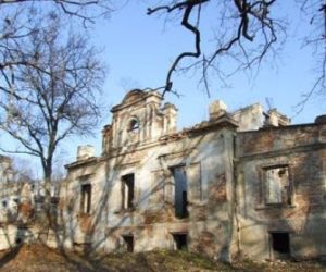 Ruiny starego budynku, dworu