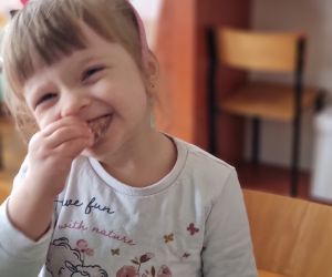 Dziewczynka  z pączkiem