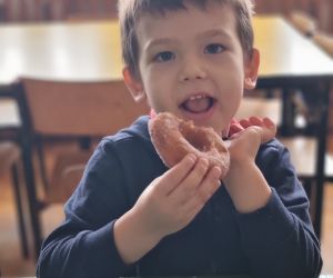 Chłopiec z pączkiem