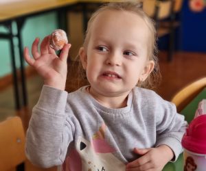 Dziewczynka  z pączkiem