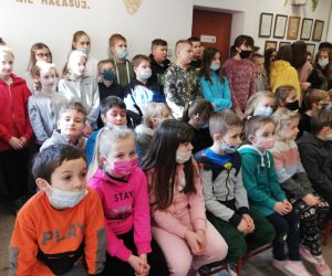 Uczniowie szkoły słuchający apelu okolicznościowego