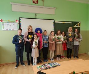 Uczniowie klasy czwartej z nauczycielkami