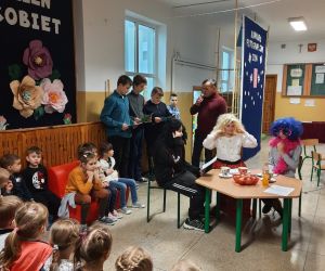 Uczniowie z opiekunem podczas szkolnej akademii