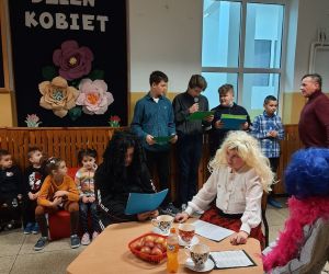 Uczniowie przebrani za kobiety przedstawiają scenkę