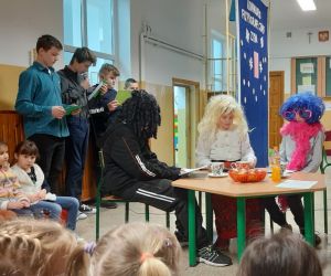 Uczniowie podczas akademii szkolnej