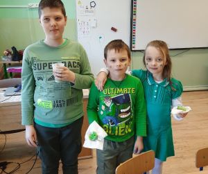 Uczniowie z zielonymi ciasteczkami