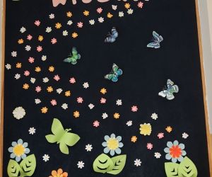 Wiosenna dekoracja na szkolnym korytarzu