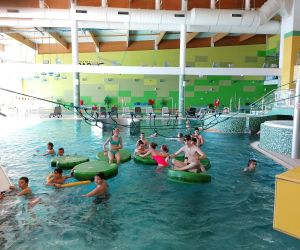 Uczniowie korzystają z atrakcji Chełmskiego Parku Wodnego